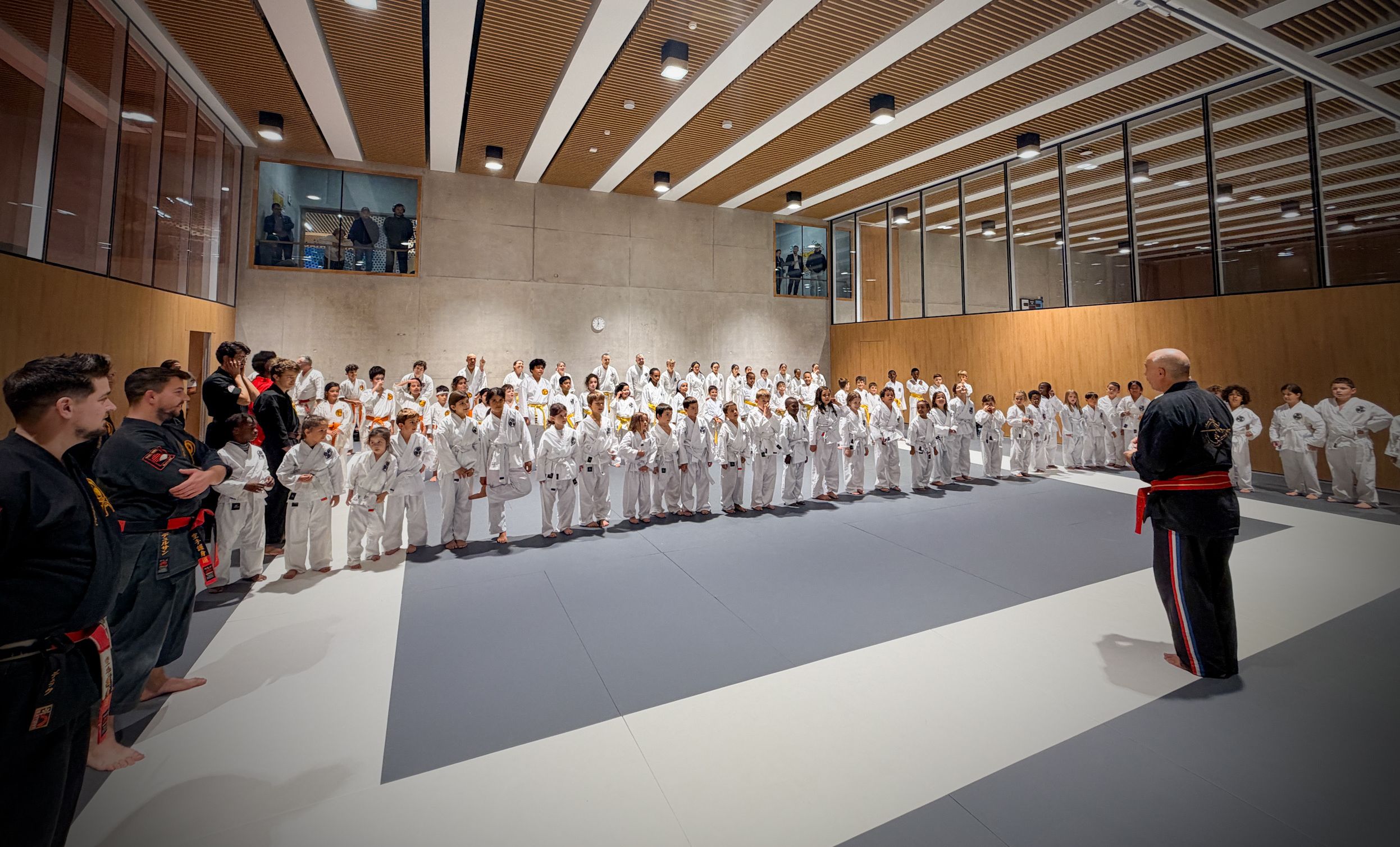 Grand groupe dans le dojo