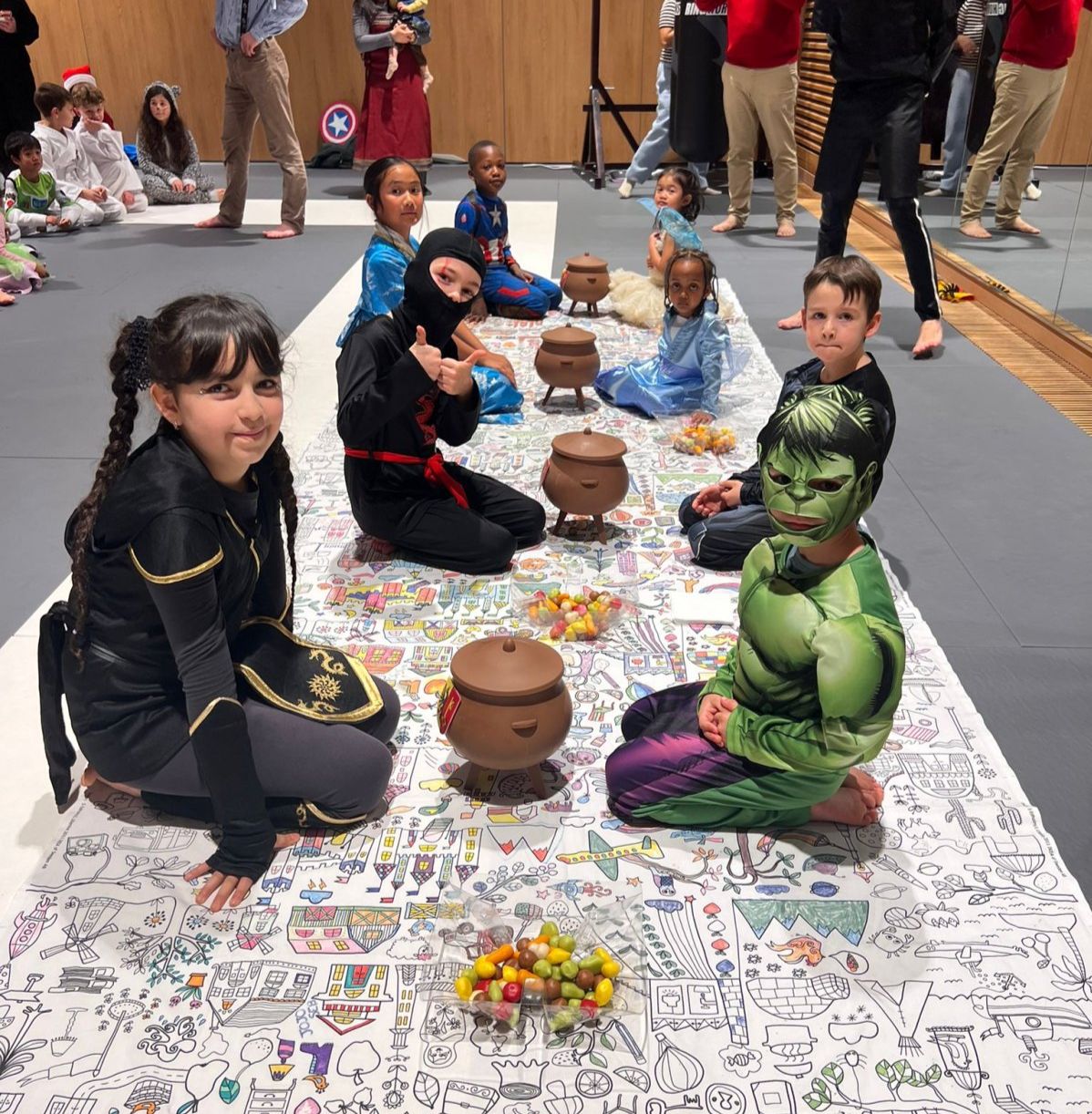 Enfants prêts à casser la marmite