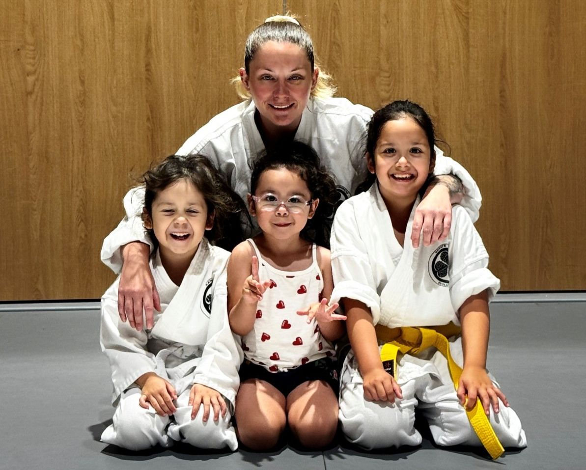 Une maman et ses trois filles au Karaté Goshindo Evolution